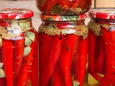 Маринованный острый перец в банках