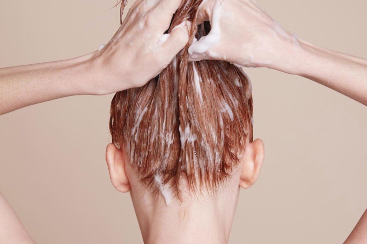 Для чего нужно расчесывать волосы перед мытьем