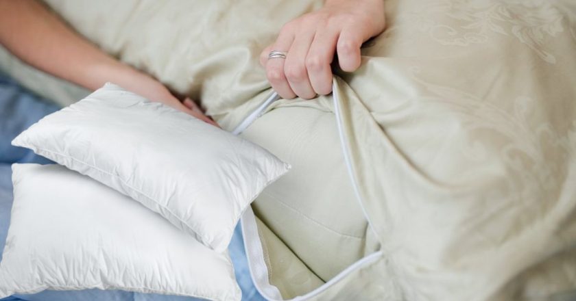 менять наволочку