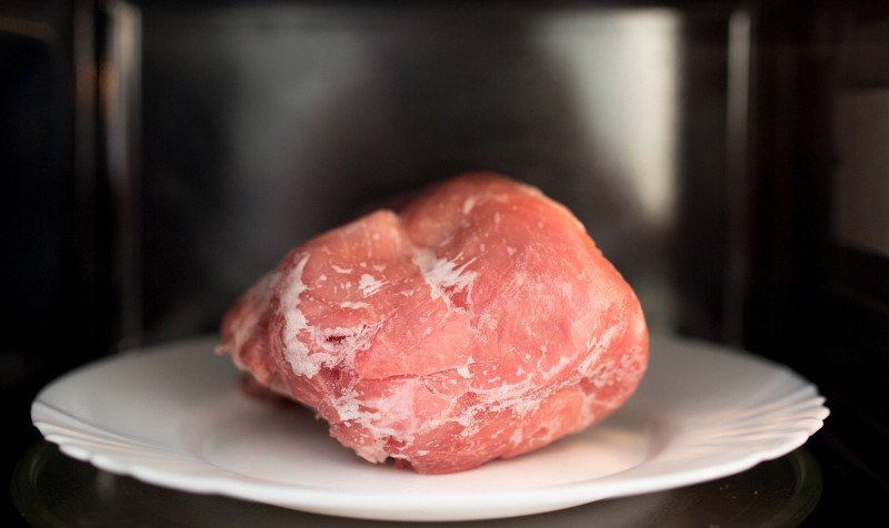 микроволновка для размораживания мяса