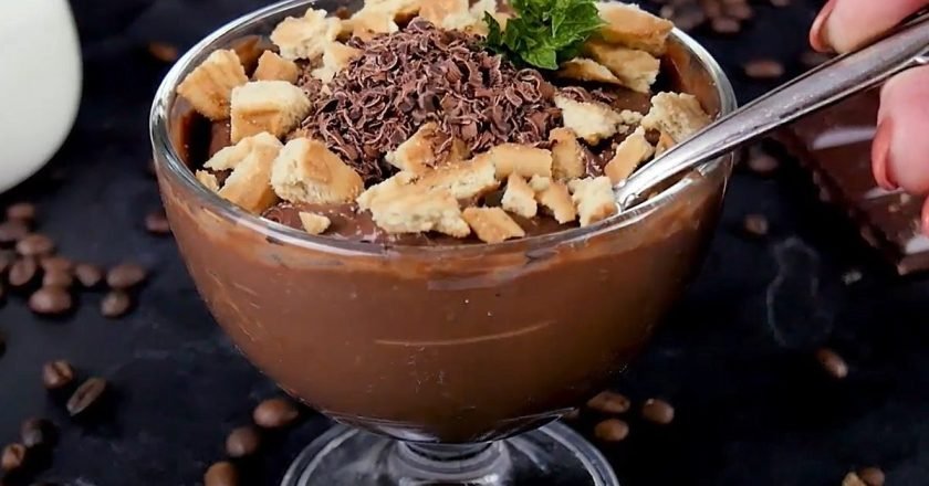 молочный десерт с шоколадом