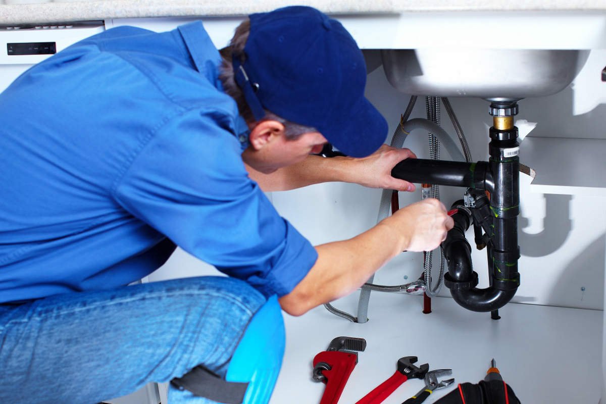 водопровод под мойкой