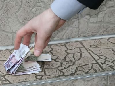 Можно ли поднимать деньги на улице