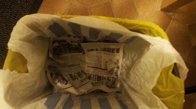 газета в мусорном ведре