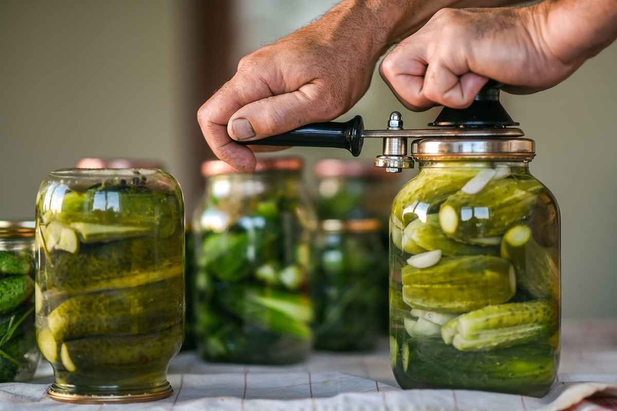  банки с солеными огурцами 