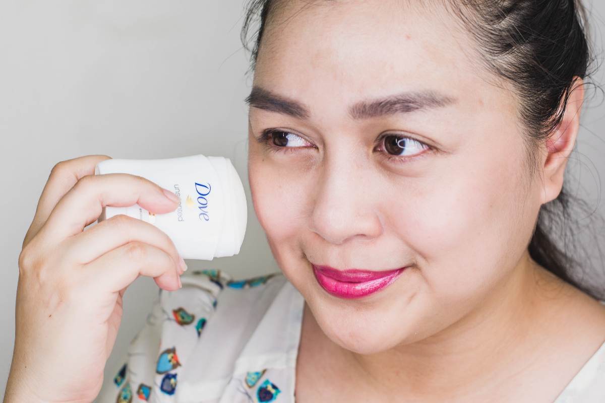 наносить антиперспирант на лицо