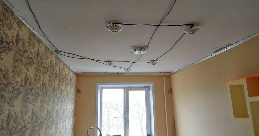 проводка под потолком