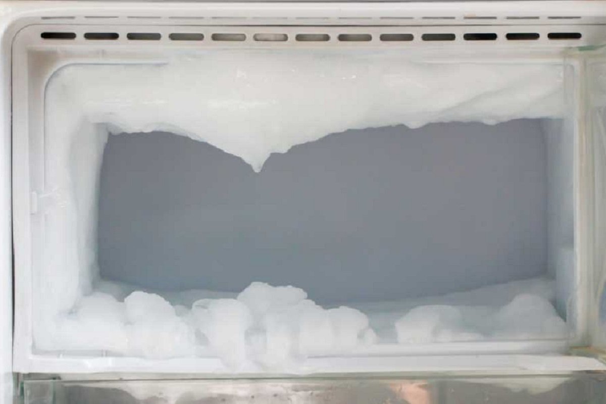 наледь внутри морозильной камеры