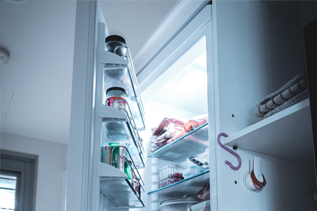 Нижняя полка холодильника и продукты, которые там должны быть