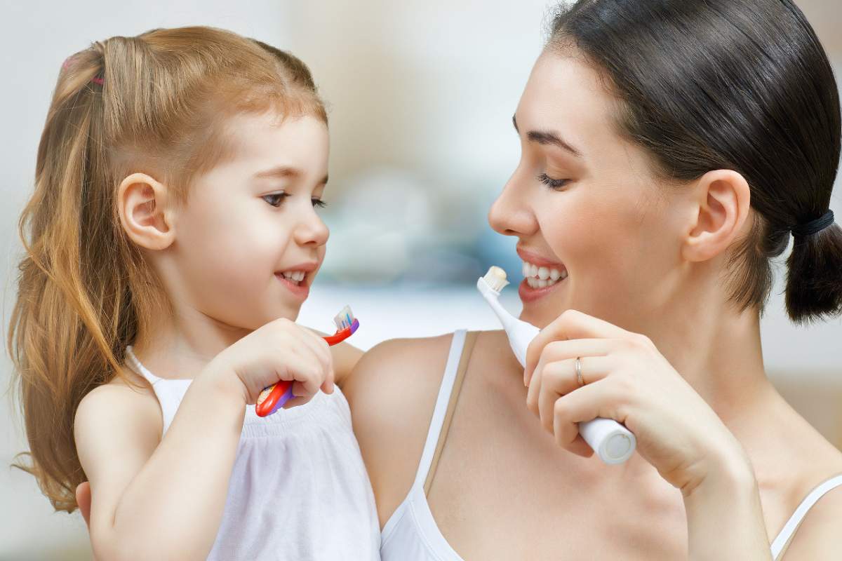 Чистка зубов для детей с мамой