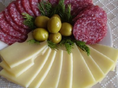 Новогодние нарезки на стол: актуально или банально