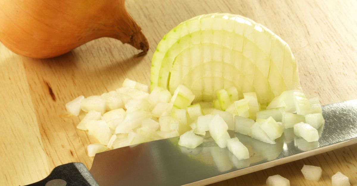 Нужно ли класть лук в оливье - Со Вкусом