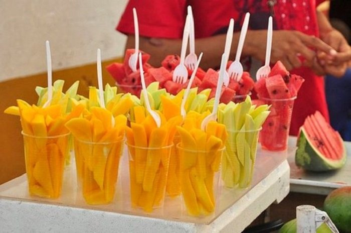 фруктовая нарезка в пластиковых стаканчиках