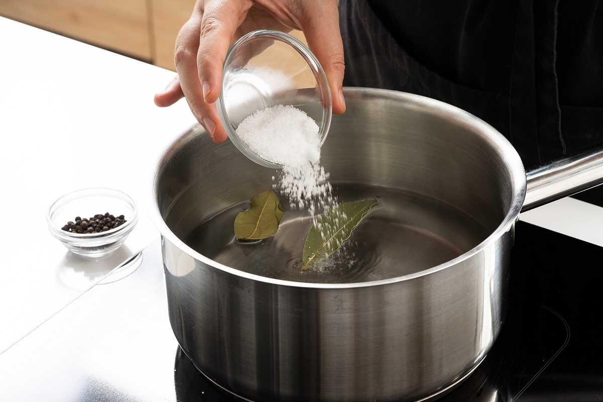 Доводит до кипения за 20 минут. Налить воду в кастрюлю. Приготовление рассола. Добавление специй в кастрюлю. Соль с водой кипит.