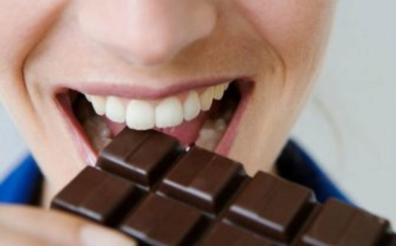 поедание шоколада