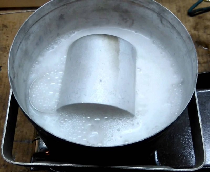 Как отмыть пригоревшую кастрюлю фольгой: проверенный способ