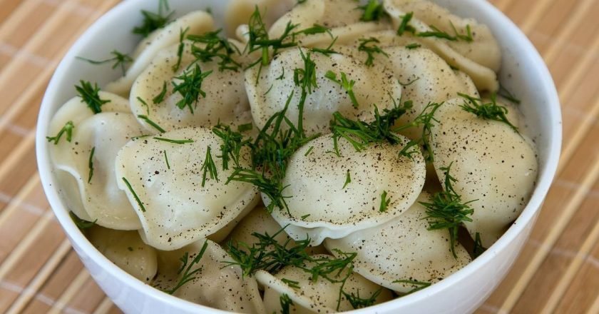 пельмени с зеленью и перцем