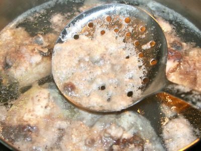 Пена на бульоне: почему нужно снимать при варке
