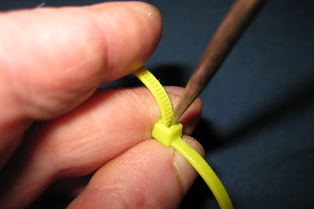 чем расстегнуть хомут