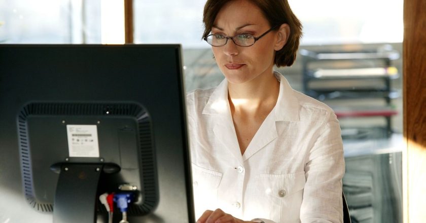 женщина работает