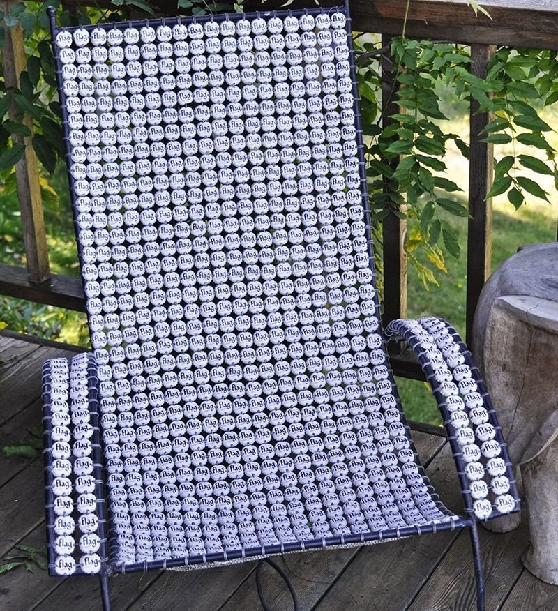 кресло из крышек фото