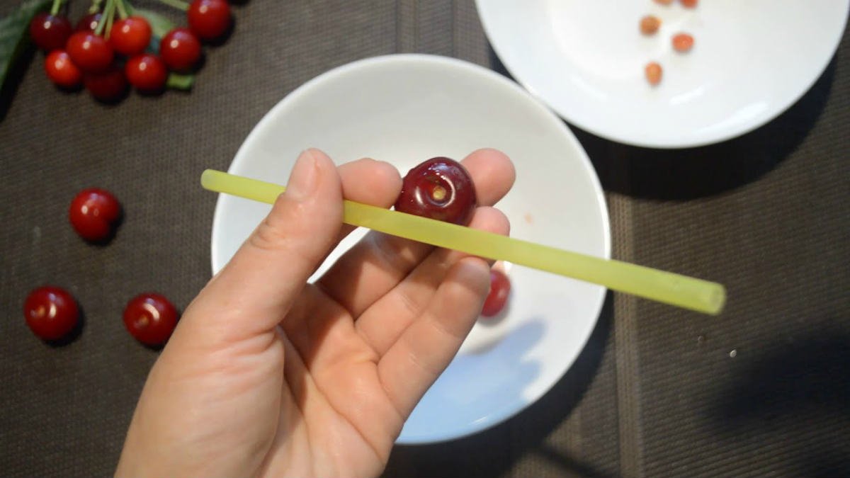 чистить вишню от косточки