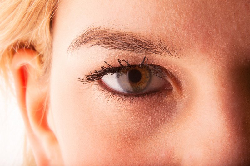 снять макияж