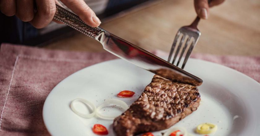есть мясо вилкой и ножом