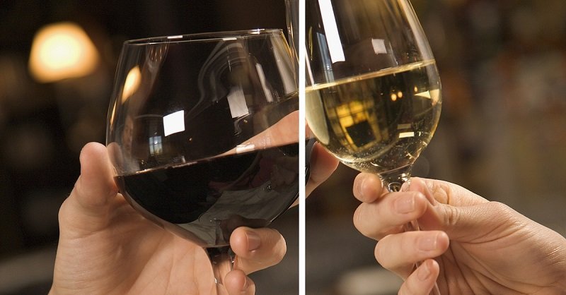 держать бокал