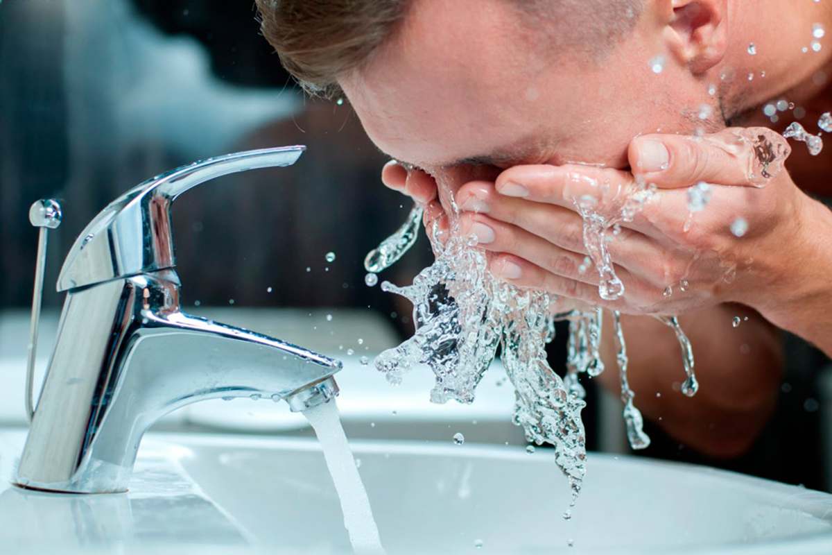 промывать глаза водой