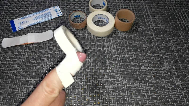 пластырь на пальце