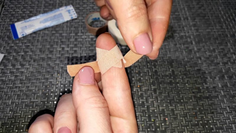 как клеить пластырь на палец