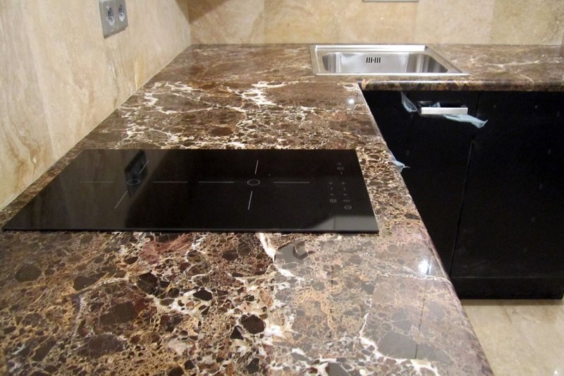 мел чистит столешницу