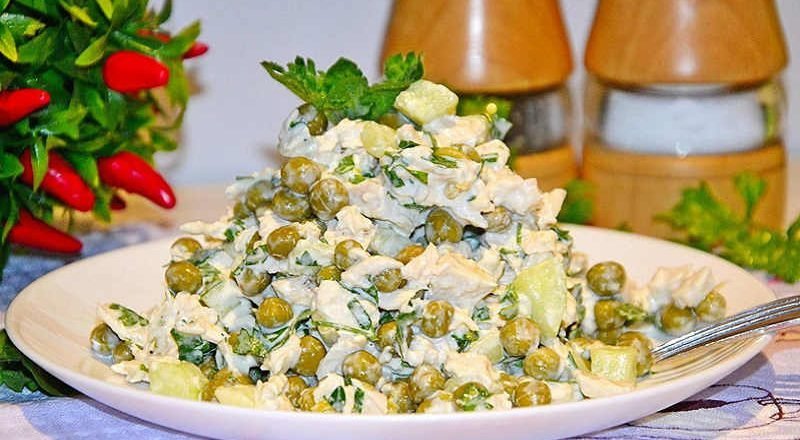 салат с омлетом и курицей