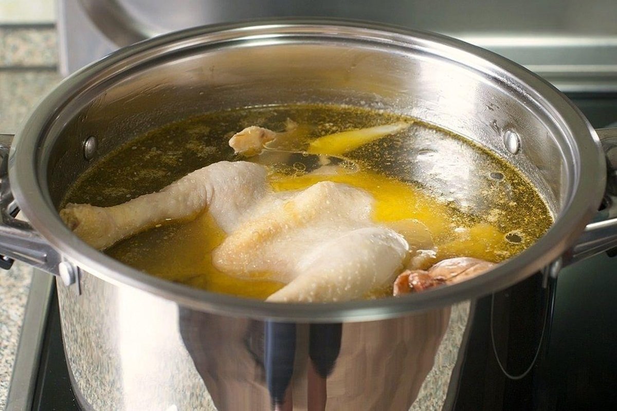 Сколько варить курицу для супа после. Куриный бульон. Бульон из птицы. Варка бульона. Куриный бульон в кастрюле.