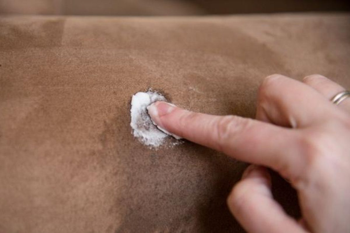 паста от пятен на диване