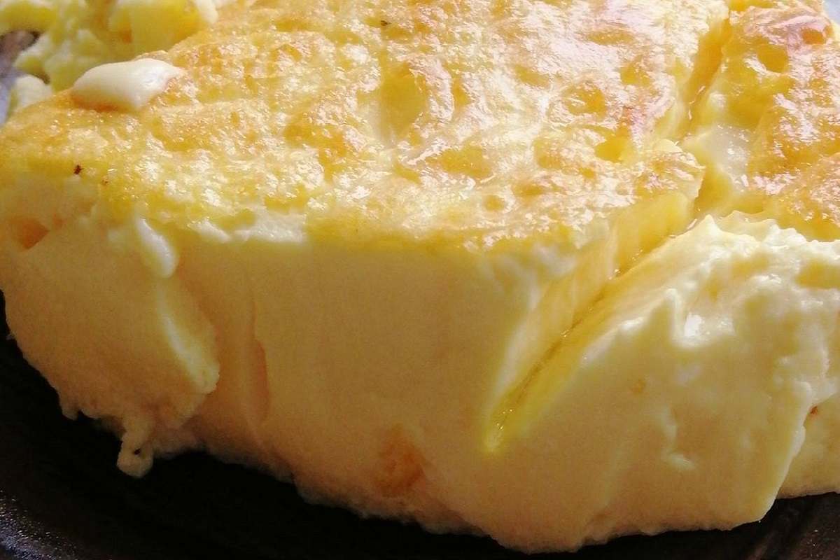 Омлет на сковороде с молоком пышный с сыром рецепт с фото