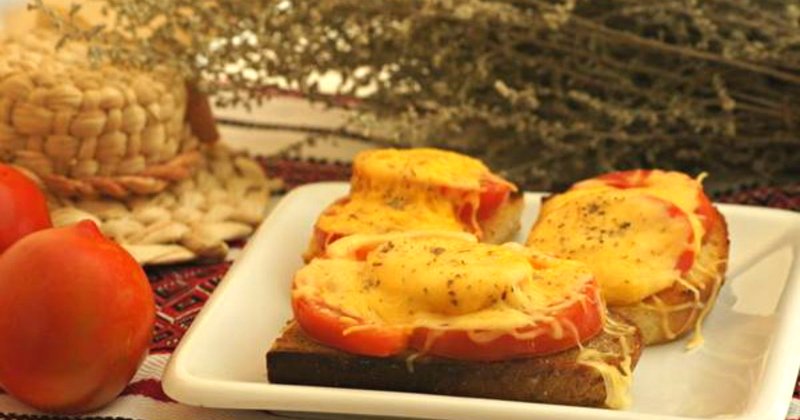 бутерброды с сыром и помидорами на сковороде