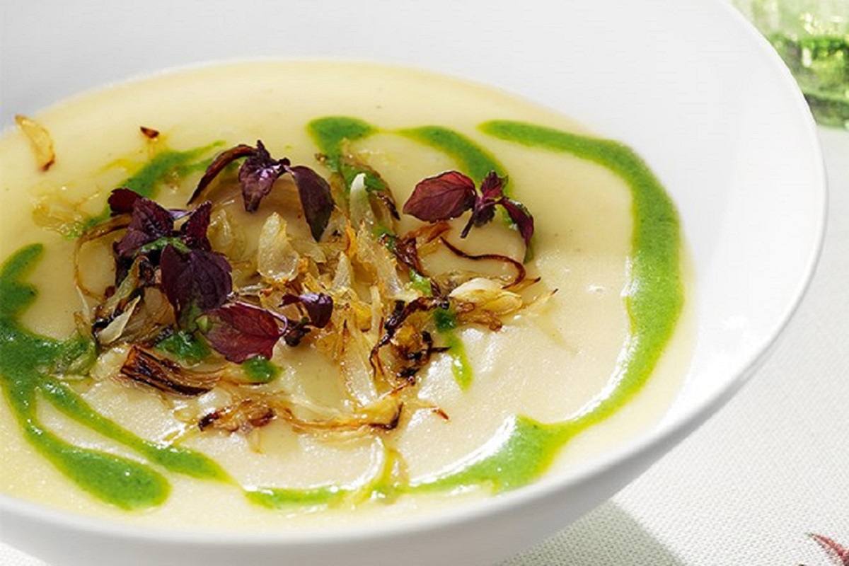  картофельно-чесночный суп со щавелевым песто 