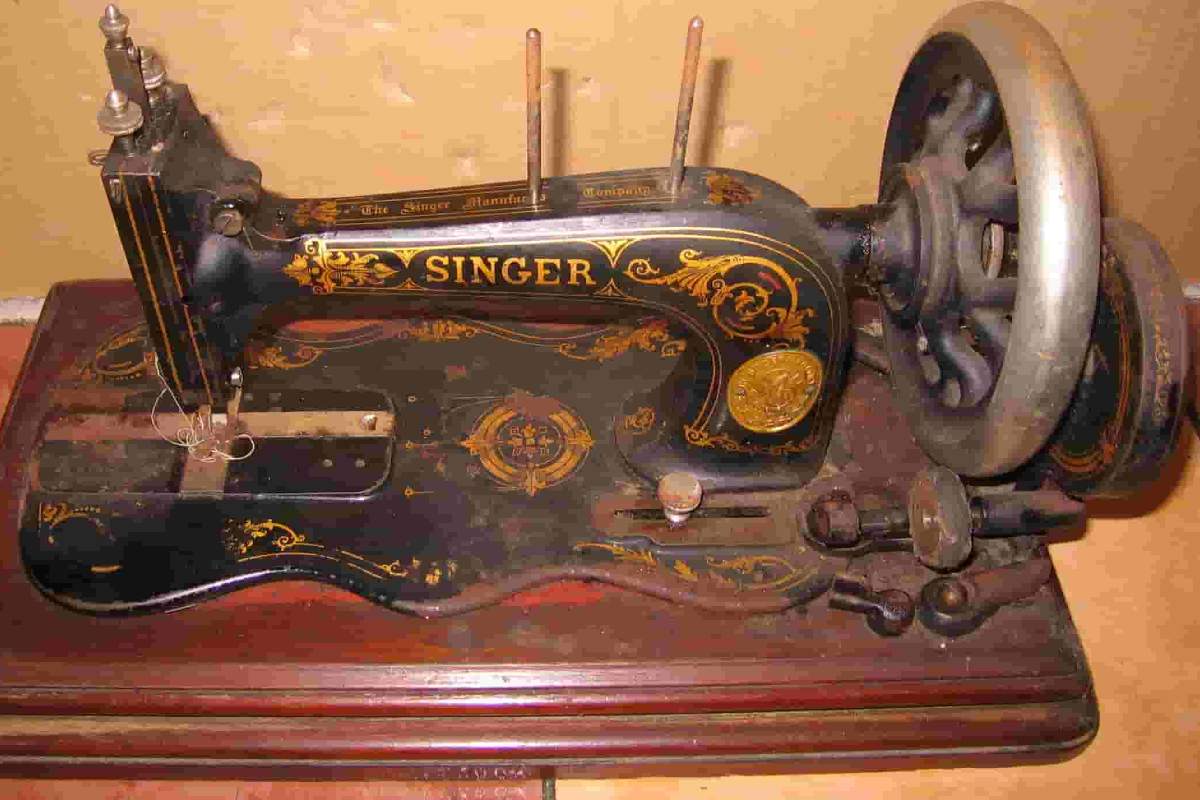 Стол швейной машинки зингер