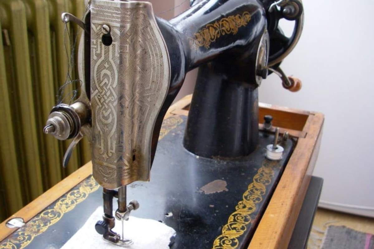 Авито старые швейные машинки. Швейная машинка Зингер Советская. Швейная машинка Чайка Зингер. Зингер 18-2 швейная машинка. Машинка швейная Старая Советская Зингер.