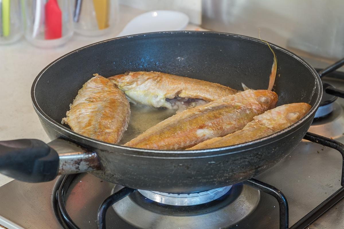 Какую рыбу жарят. Рыба для жарки. Сковорода для жарки рыбы. Жареная рыба домашняя. Самая вкусная жареная рыба.