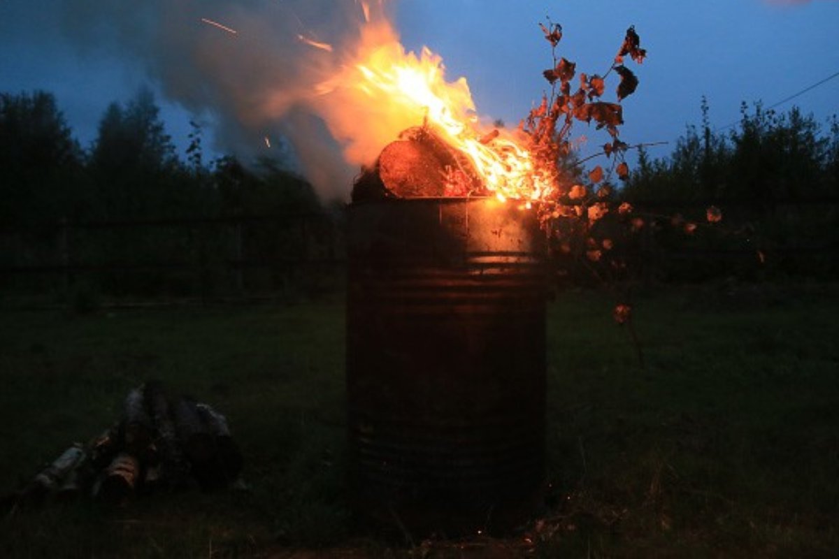 Можно ли жечь ветки на своем участке. Разжигать огонь пожар. Кострище в земле. Украина разжигает пожар в России.