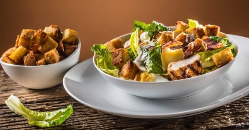 салат «Цезарь» с курицей, грибами и беконом
