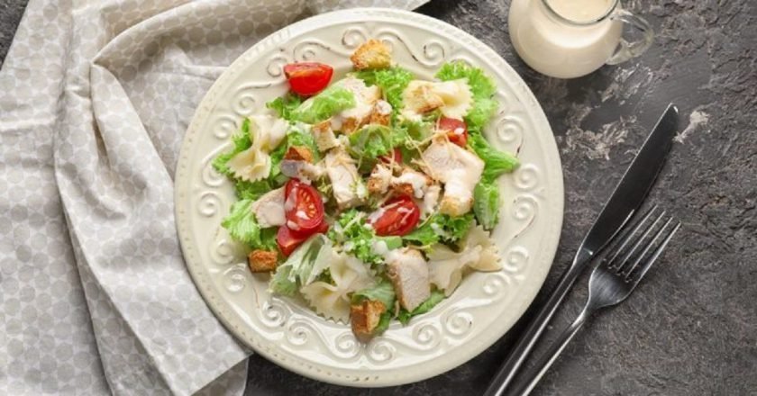 салат «Цезарь» с курицей и пастой