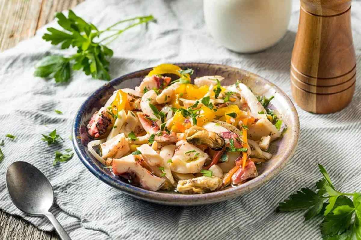 Как приготовить салат с кальмарами: 5 рецептов