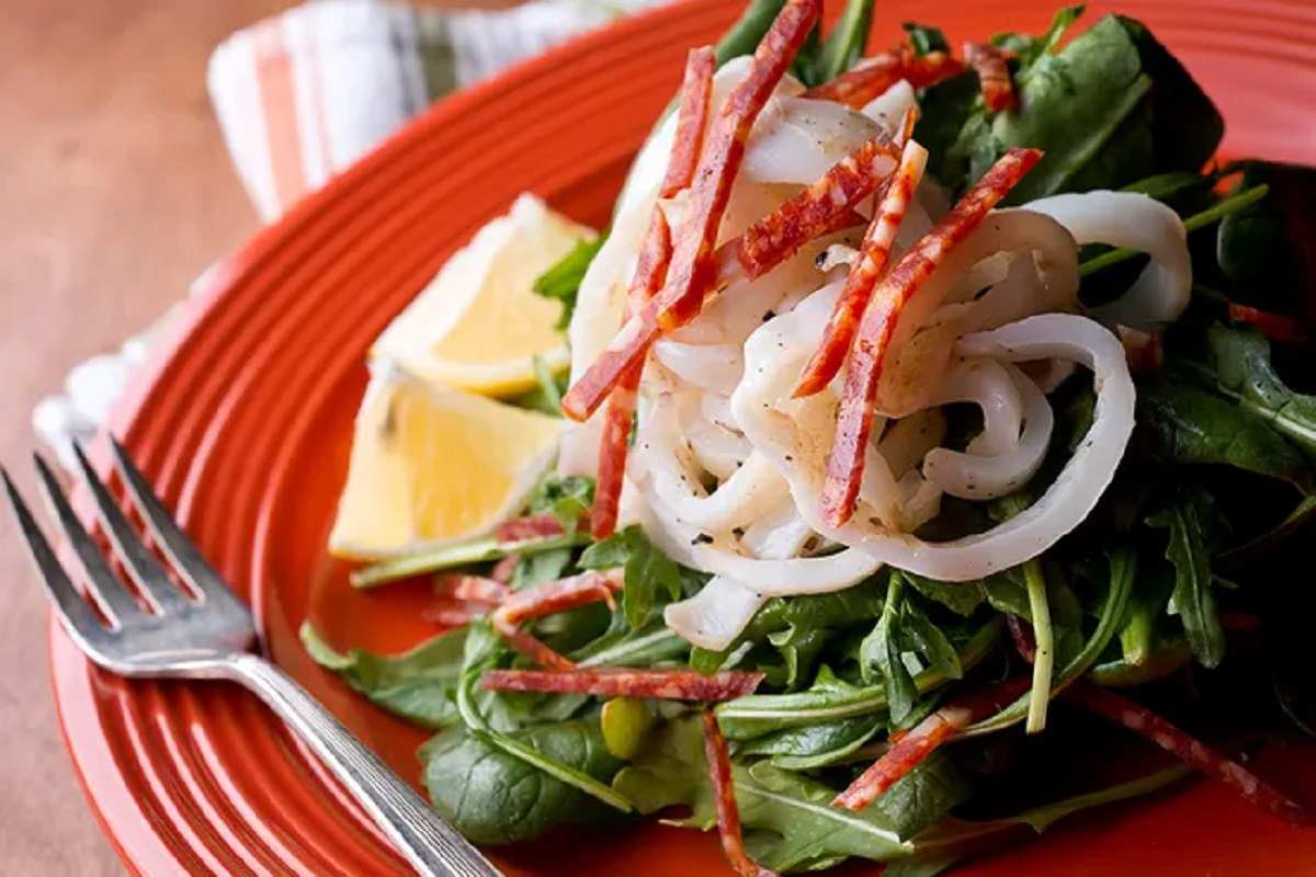 Как приготовить салат с кальмарами: 5 рецептов