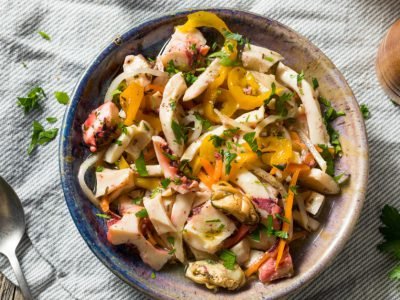 Как приготовить салат с кальмарами: 5 рецептов