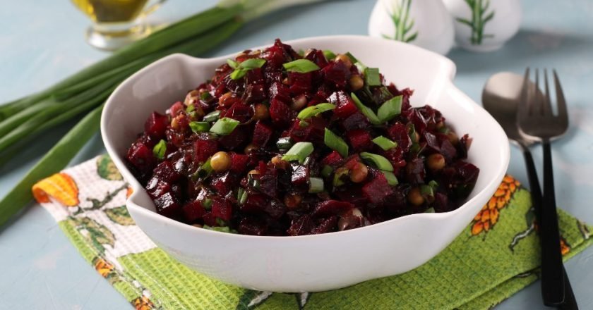 салат из морской капусты со свеклой