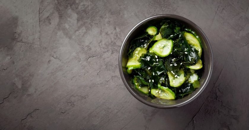 салат из морской капусты и огурцом